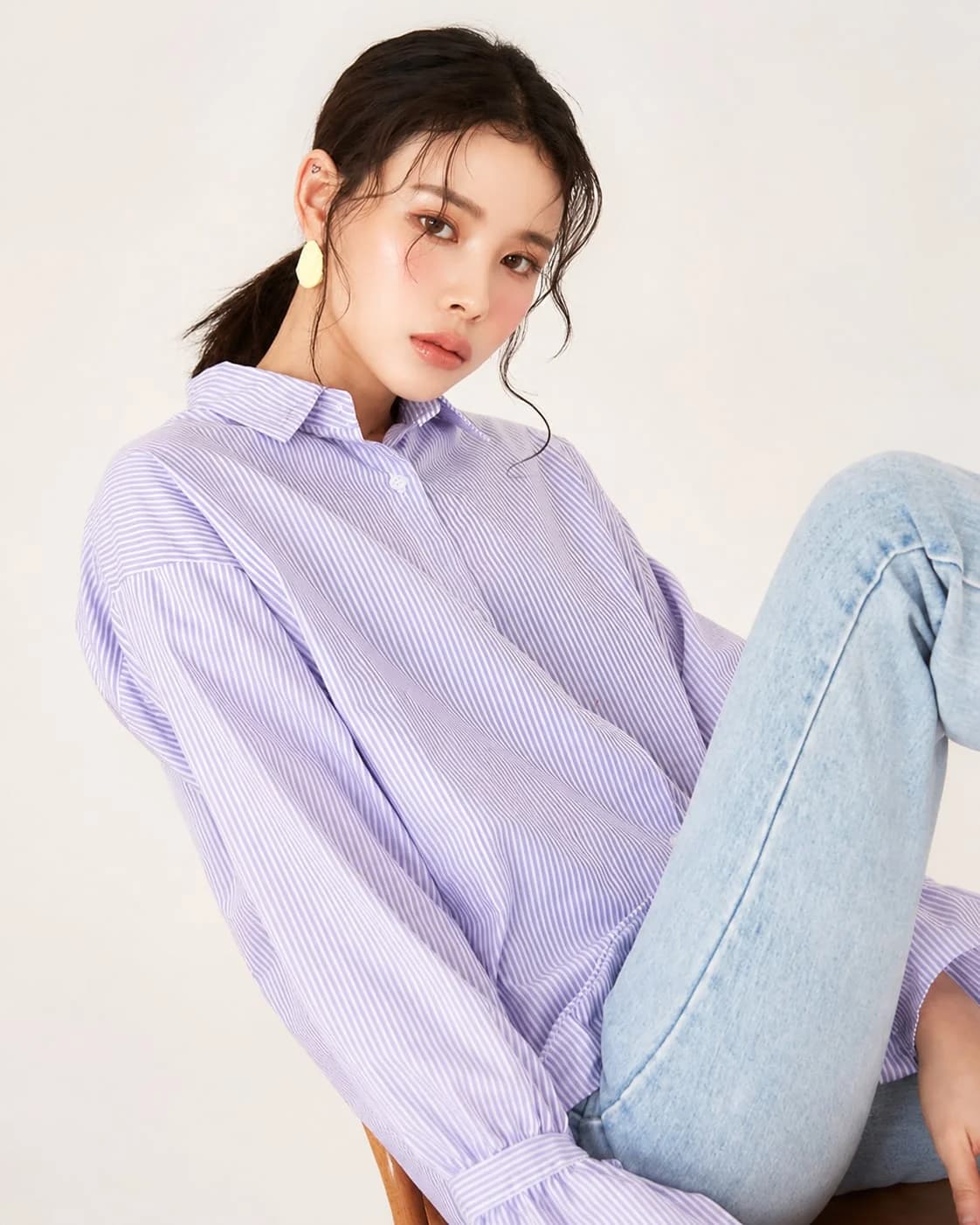 비기닝 에디토리얼 05/27 — 내추럴 로우 포니테일과 맑은 메이크업으로 편안하고 청량한 분위기를 살렸습니다.