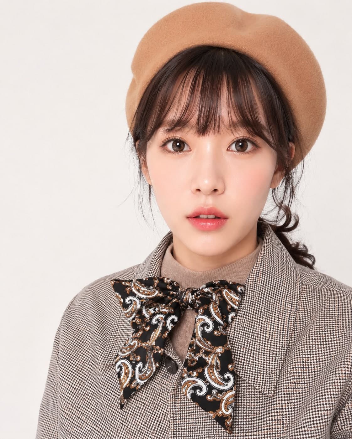 비기닝 프로필 13/63 — 브레이드 포인트 업스타일 · 소프트 코랄 메이크업으로 러블리하고 개성 있는 무드를 살렸습니다.