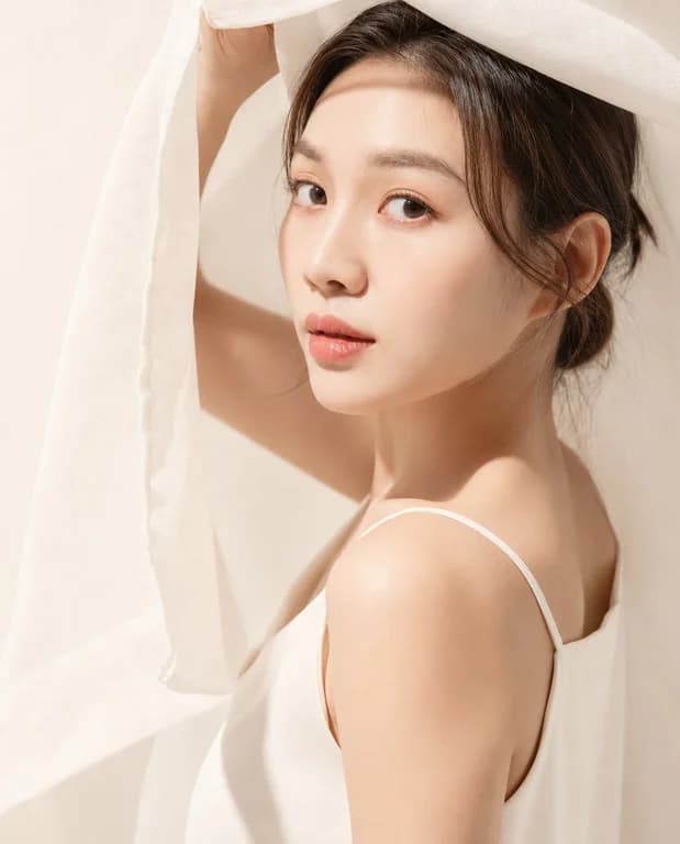 비기닝 프로필 43/63 — 내추럴 로우번 · 촉촉한 피치 메이크업으로 섬세하고 우아한 이미지를 연출했습니다.