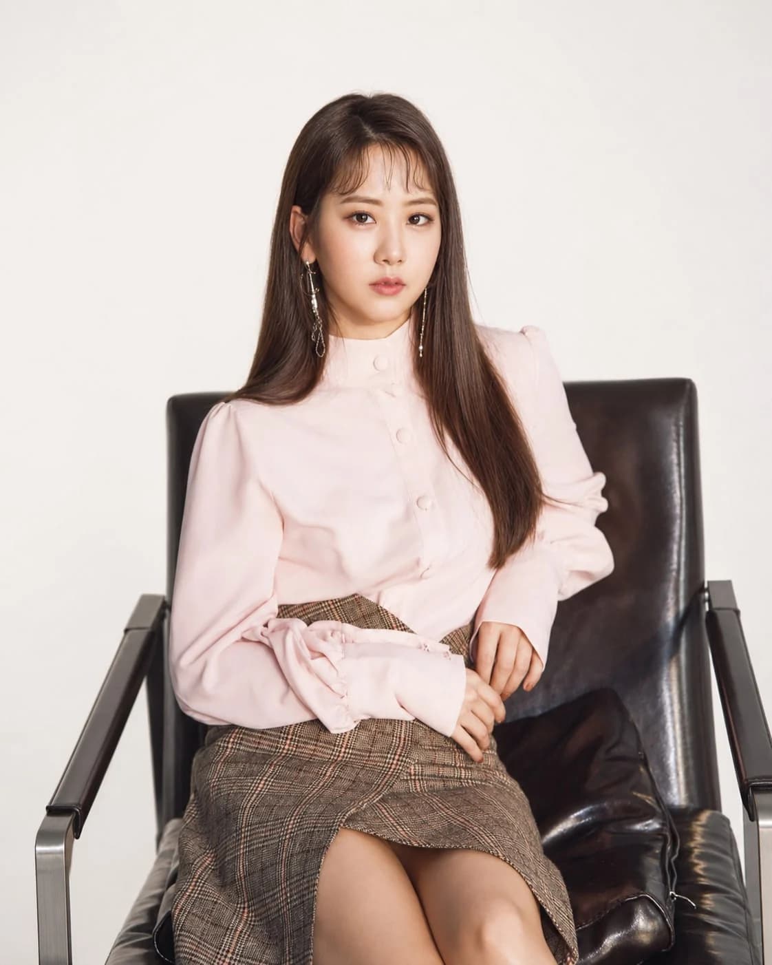 BEGINNING Long Hair 03/41 — See-through bangs and long, straight hair · Wispy bangs and a sleek, straight silhouette create a fresh, innocent look.