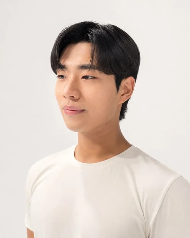 비기닝 맨즈 헤어 06/14 — 내추럴 사이드 가르마 스타일 · 자연스럽게 넘어가는 결감과 부드러운 볼륨이 돋보이는 남성 헤어.